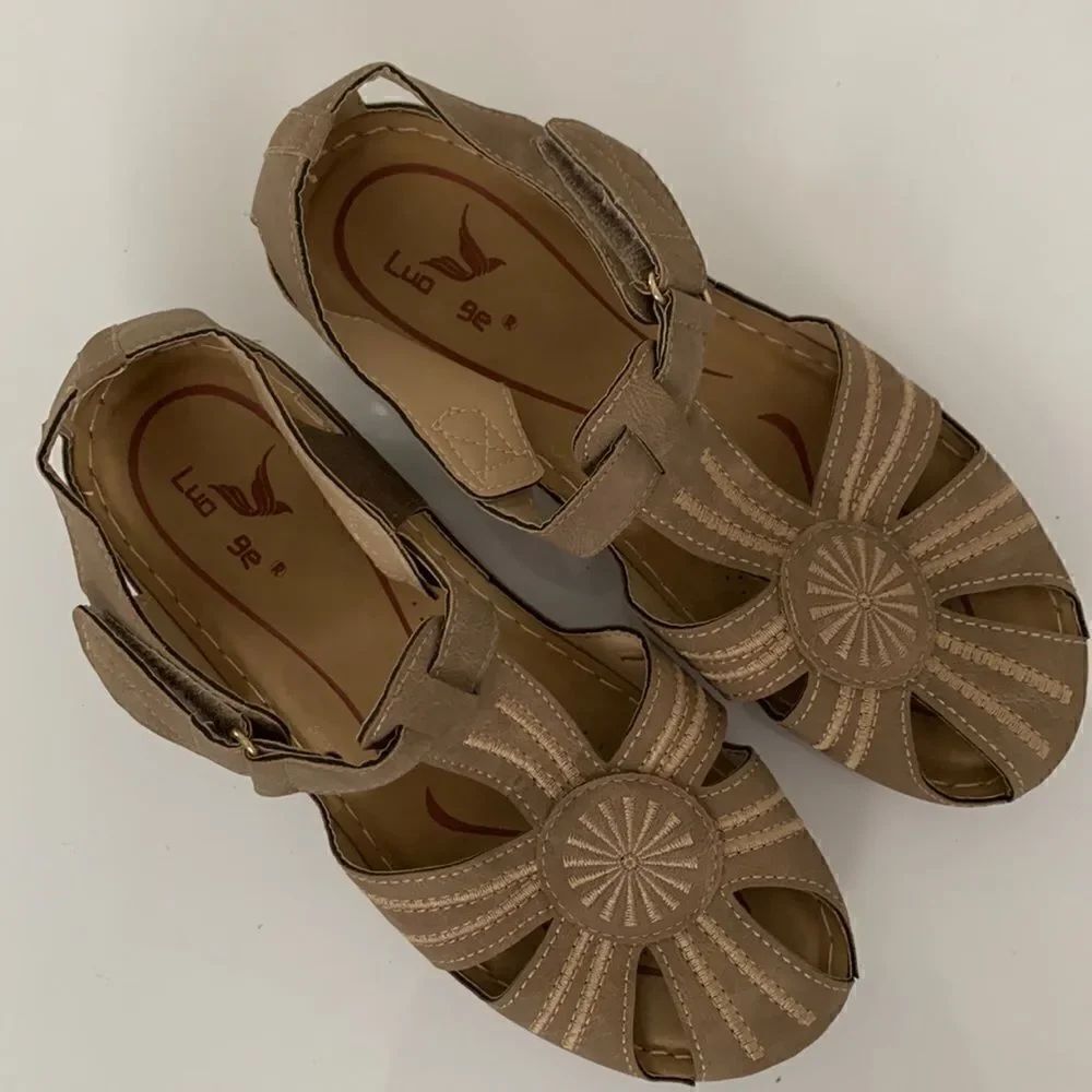 Luo ge casual wedge tan sandals Size 8